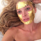 Für den letzten “Feinschliff” legte auch Saras Kollegin Elsa Hosk aus Schweden vor der großen Dessous-Show eine 24-Karat-Maske auf. Rötungen und Unreinheiten konnte das Model vor dem himmlischen Victoria’s Secret Event in Paris natürlich nicht gebrauchen. Goldig! Foto: instagram.com/mimiluzon