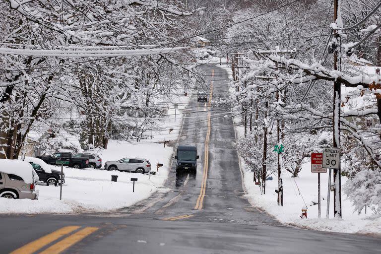El Departamento de Transporte de Pensilvania redujo temporalmente el límite de velocidad en varias carreteras interestatales a 72 km/h  en la región centro-este del estado debido a la tormenta.