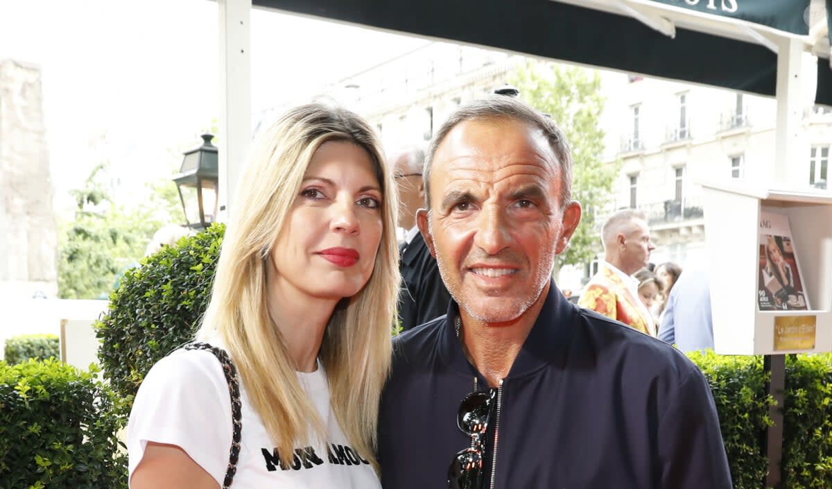 <p>Nikos Aliagas présentait quelques-unes de ses oeuvres photographiques au Deux Magots.</p>
<p>Nikos Aliagas et sa femme Tina Grigoriou - Soirée "L'Art de Vivre Paris" au Deux Magots à Paris C. Mathivat (Présidente des Deux Magots) a eu le plaisir de célébrer "L'art sous toute ses formes" avec; -La littérature, avec la sélection littéraire de l'été (dédicaces d'auteurs) -La photographie, avec le vernissage des oeuvre "paris" de N. Aliagas -La mode, avec un défilé exceptionnel du couturier J. Blin -La gastronomie, avec nos meilleurs animations culinaires -La musique, avec orchestre et chanteuses © Marc Ausset-Lacroix/Bestimage</p> - © BestImage, Marc Ausset Lacroix / Bestimage