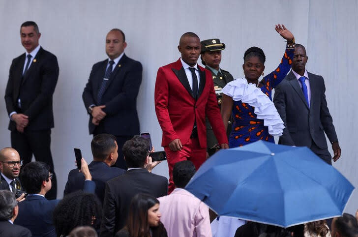 La vicepresidenta electa de Colombia, Francia Márquez, llega a la ceremonia de juramento del presidente electo de Colombia, Gustavo Petro, en la Plaza Bolívar, en Bogotá, Colombia
