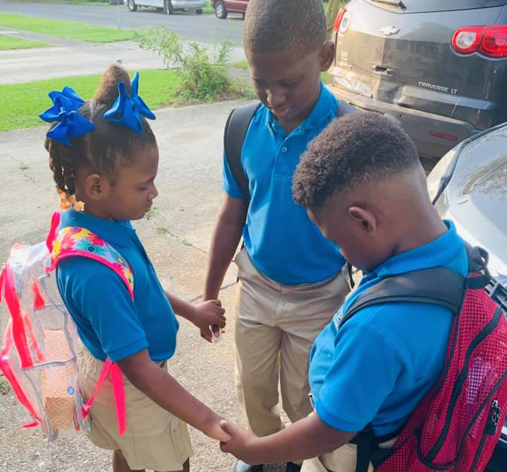 Sweet photo of children praying before first day of school goes viral on social media. (Photo: Facebook)