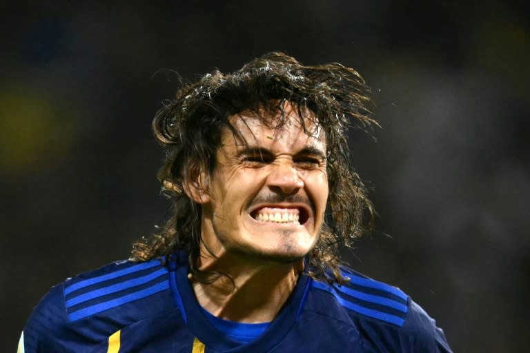 El delantero uruguayo de Boca Juniors, Edinson Cavani, reacciona tras perder una oportunidad de anotar durante el partido de la Copa de la Liga Argentina de Fútbol Profesional entre Boca Junios y Godoy Cruz en el estadio La Bombonera de Buenos Aires, el 16 de abril de 2024 (Luis ROBAYO)