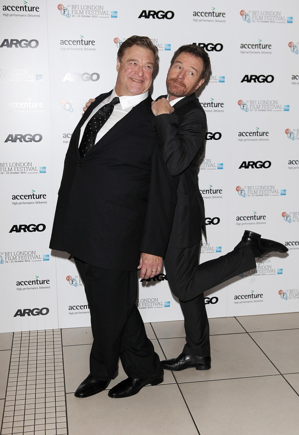 <p>El actor y Bryan Cranston acapararon todas las miradas en el estreno londinense de 'Argo' (2012). Ben Affleck es el director del largometraje, que se llevó los premios Óscar a mejor película, mejor guion adaptado y mejor montaje. (Foto: Dave M. Benett / Getty Images)</p> 