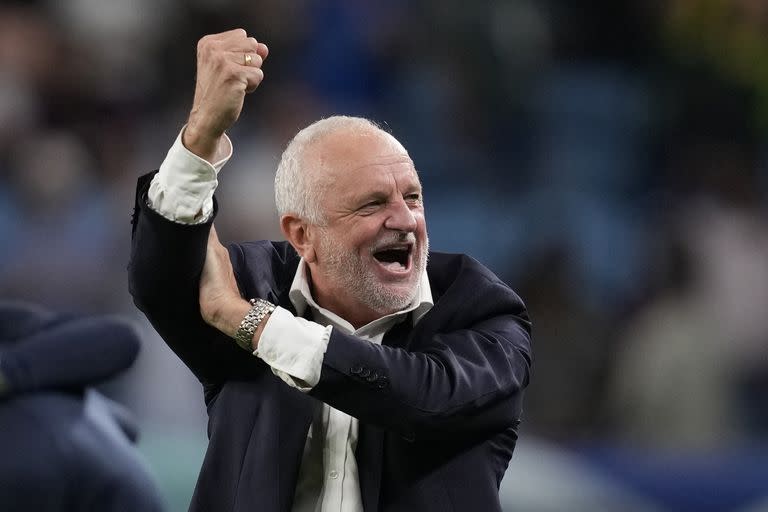 El técnico australiano Graham Arnold celebra el triunfo de su equipo ante Dinamarca, que lo clasificó a octavos de final de Qatar 2022