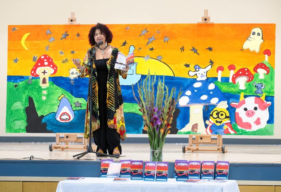 La poeta Vielka Solano habla durante una asamblea en la que se presentó la poesía y el arte creados por los estudiantes durante un programa extraescolar en Bret Harte Elementary School, en Modesto, California, el miércoles 22 de mayo de 2024.