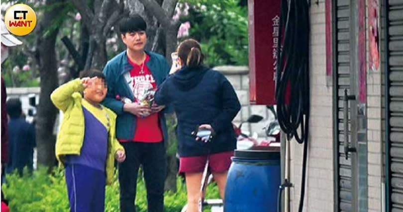 錄外景節目遇到熱情粉絲，李易親切地與小朋友合照。（圖／本刊攝影組）