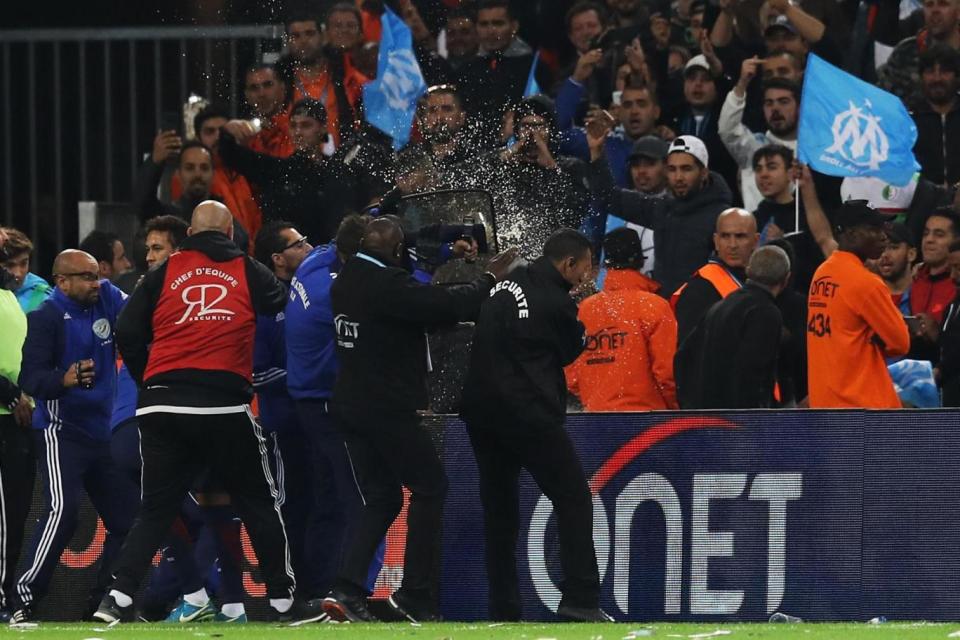 Missiles | Police and stewards protect Neymar during a corner kick (AFP/Getty Images)