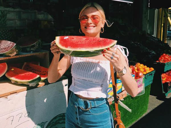 <p>Pandora Sykes, journaliste spécialisée dans la culture, a aussi cédé à la mode de la photo avec une pastèque.<br>Crédit photo : Instagram Pandora Sykes </p>