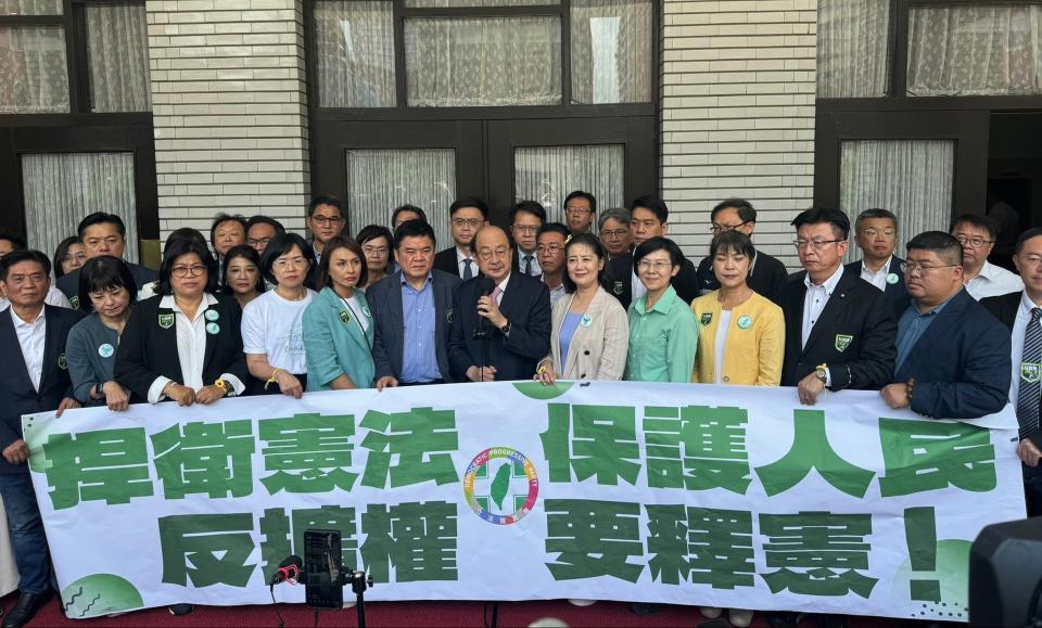 國會改革覆議案再吞敗，民進黨不但針對國會改革法案全面聲請釋憲，更拿慣用的抗中保台牌煽動仇恨值，甚至將戰場鎖定接下來的立委罷免潮。記者蔡晉宇／攝影