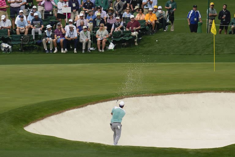 El neozelandés Fox eyecta la pelota y granos de arena del bunker del cuarto hoyo.