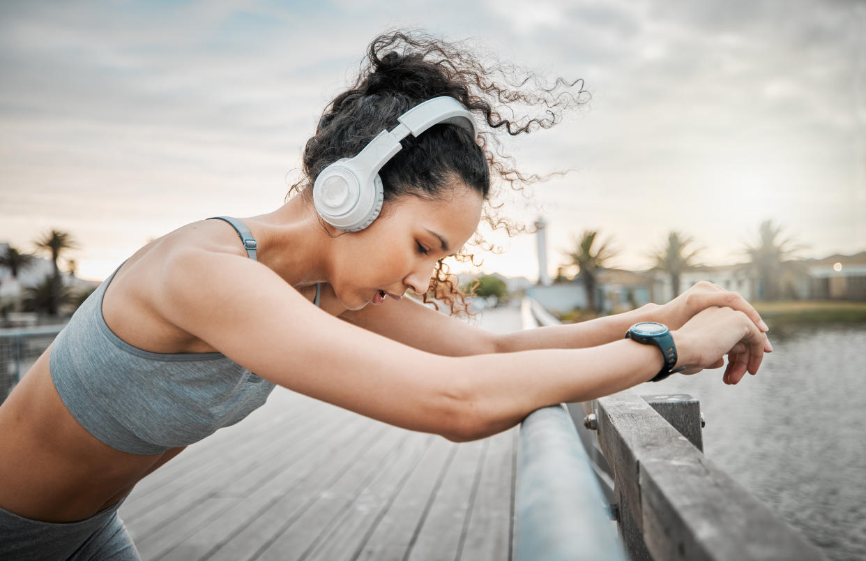 Audífonos, smart watch y báscula inteligentes para amantes del fitnes. (Foto: Getty Images)