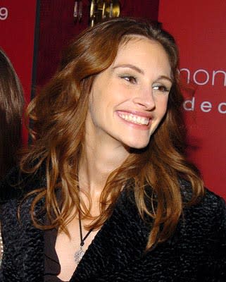 Julia Roberts at the New York premiere of Revolution's Mona Lisa Smile