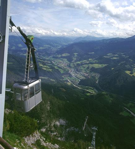 Durante 25 años la única manera de llegar a las cuevas era a pie. A partir de 1953 fue posible conducir hasta un punto por una carretera sin asfaltar y de un solo carril. Actualmente un funicular transporta a casi 2500 visitantes al día hasta la parte más empinada de la cueva, reduciendo el tiempo de una hora y media de la travesía a cuestión de minutos.