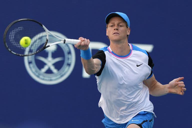 Sinner devuelve una pelota ante Dimitrov, en la final del Masters 1000 de Miami 2024