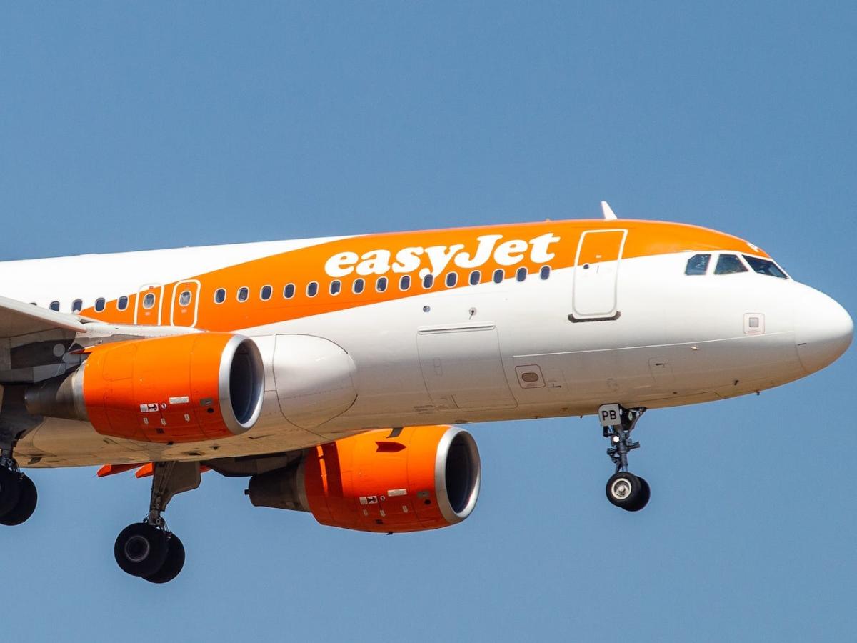 La policía tuvo que desviar un vuelo del Reino Unido a las Islas Canarias de España para hacer frente a los pasajeros problemáticos, dijo easyJet.