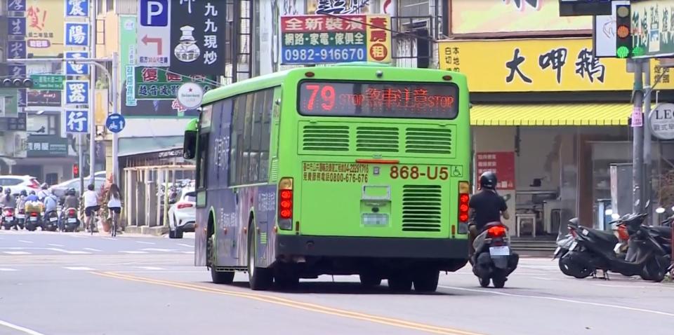 民眾投訴統聯客運79路的公車司機下車買便當。（圖／東森新聞）