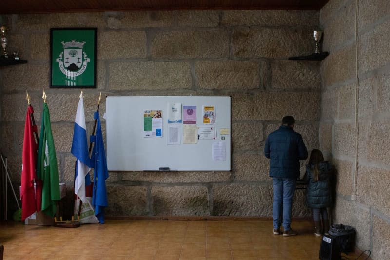 A person prepares his ballot at a polling station at a rural parish for parliamentary elections in Portugal. Cristian Leyva/ZUMA Press Wire/dpa