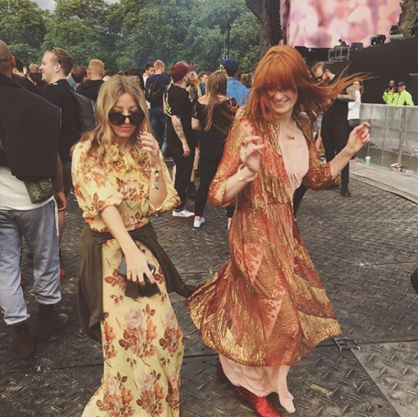 Une des ambassadrices de la tendance bohème, la chanteuse Florence Welch du groupe Florence and the Machine, ici dans une tenue qui se marie à merveille à sa chevelure flamboyante.