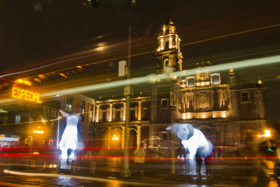 Entre los espacios que serán iluminados se encuentran el Centro Cultural del México Contemporáneo, donde se llevará a cabo la inauguración este jueves a las 18:00 horas; la fachada del Palacio de Bellas Artes; el Monumento a la Revolución; el Antiguo Palacio del Arzobispado, el Paraninfo y el patio principal del Palacio de la Autonomía; los museos Nacional de las Culturas, de la Luz, Interactivo de Economía, de Arte de la SHCP y de Arte Popular; los callejones Héroes del 57 y de San Ildefonso; las plazas de Santo Domingo y de la Concepción; el kiosko de la Alameda Central, y algunas fachadas y esquinas, así como el Centro Digital Estela de Luz (que está fuera del Centro Histórico).