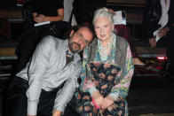 <p>Tels les membres d’une même famille endeuillée, les couturiers et grands noms de la mode se sont retrouvés au premier rang du défilé en hommage à Alber Elbaz. Le couple de designers, derrière la maison Vivienne Westwood, a également fait défiler une tenue spécialement conçue pour cette occasion. ©Getty Images</p> 