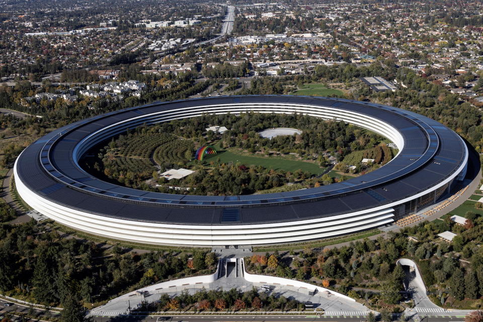 Aerial view of Apple's headquarters in Cupertino, California, U.S., October 28, 2021. Picture taken October 28, 2021. REUTERS/Carlos Barria - RC26JQ93ZP3R