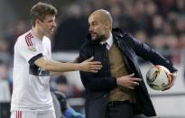 Football Soccer - Hanover 96 v Bayern Munich - German Bundesliga - HDI Arena, Hanover, Germany- 05/12/15 Bayern Munich's coach Pep Guardiola talks to Thomas Mueller during the match. REUTERS/Fabian Bimmer