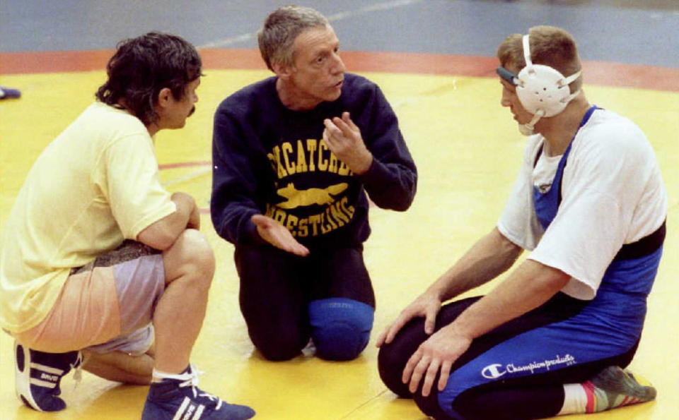 John DuPont, (centro), habla con dos atletas de lucha grecoromana en las instalaciones de Foxcatcher. DuPont, es sospechoso en el asesinato del medallista olímpico David Schultz (Getty Images)