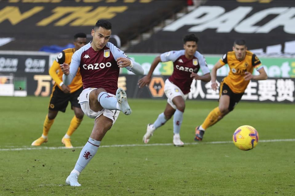 El atacante de Aston Villa Anwar El Ghazi anota un penal en un partido de la Liga Premier inglesa contra Wolverhampton el sábado, 12 de diciembre del 2020. (Catherine Ivill/Pool vía AP)