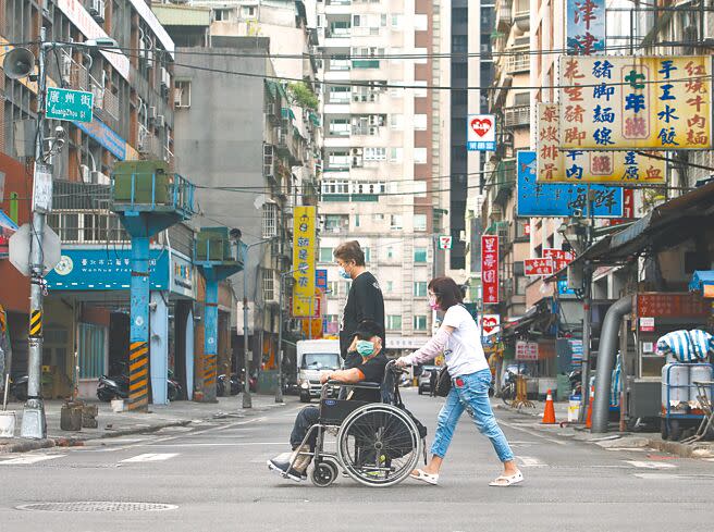 2021年5月，萬華區爆發新冠疫情群聚事件，頓時人聲鼎沸的商圈，成了冷冷清清的空街。（本報資料照片）