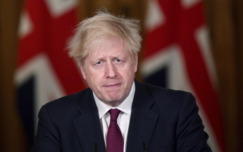 El primer ministro británico Boris Johnson anuncia nuevas medidas contra el COVID-19 en conferencia de prensa, Londres, sábado 19 de diciembre de 2020. (Toby Melville/Pool Foto via AP)