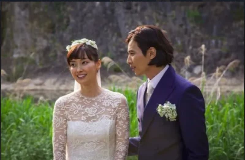 元斌（右）和李奈映2015年在麥田中結婚。（圖／翻攝IG）