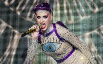 Man fragt sich bisweilen, was Katy Perry bei der Auswahl ihrer Outfits so durch den Kopf geht. Aber wo auch immer sie auftaucht: Sie kann sich sicher sein, dass dann alle Augen auf sie gerichtet sind. Dass sie jenseits aller Äußerlichkeiten eine große Pop-Musikerin ist, steht außer Frage. Bis heute verkaufte die 35-jährige Pop-Ikone über 140 Millionen Tonträger.