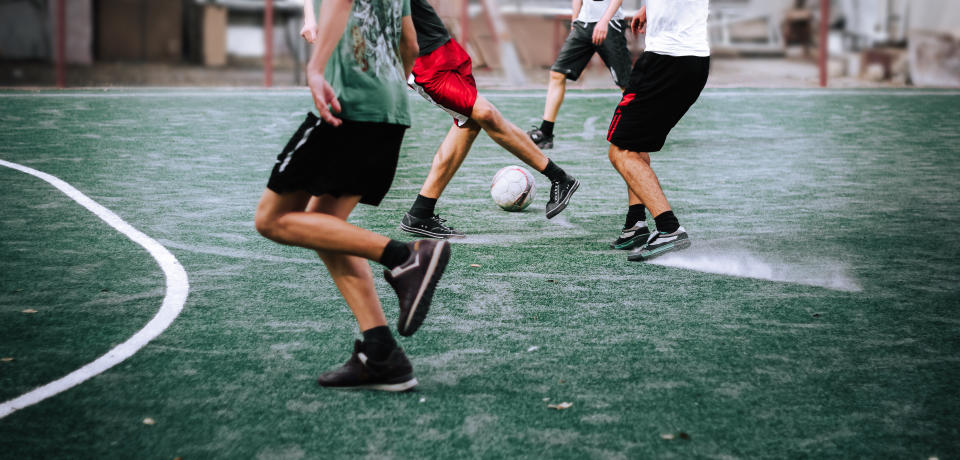 Jóvenes jugando fútbol. (Getty Images)