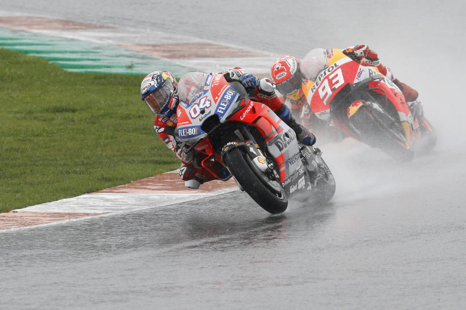 El piloto de Ducati, Andrea Dovizioso, al frente de la carrera del Gran Premio de Valencia con Marc Marquez, de Honda atrás, en el circuito de Ricardo Tormo, en Cheste, España, el domingo 18 de noviembre de 2018. (AP Foto/Alberto Saiz)