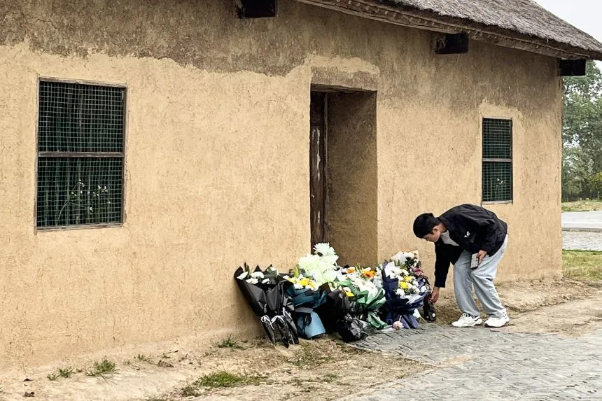 中國前國務院總理李克強27日凌晨在上海去世。中共當局目前只允許民眾（圖）前往李克強位於安徽合肥市的故居獻花悼念。（法新社）