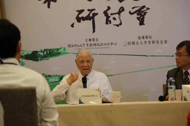 談到對於台南市長賴清德日前說出「親中愛台」的看法。李登輝說，「賴清德你這樣愛中愛台，你要怎麼愛，我嘸知啦。」（李登輝辦公室提供）