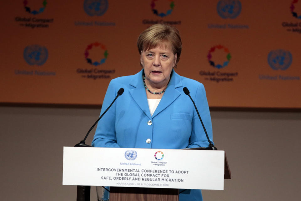 Angela Merkel habla en la cumbre de Marrakech. (AP Photo/Mosa'ab Elshamy)