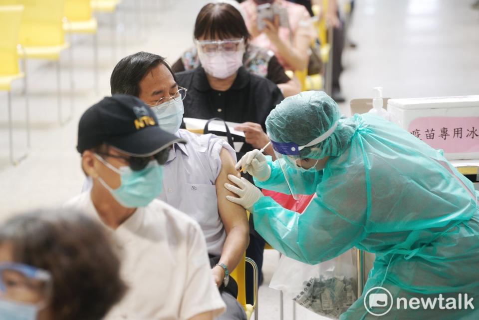 陽明醫院胸腔重症醫師蘇一峰日前以國際醫學期刊Nature Medicine針對新冠疫苗混打研究報導內容說明，混打則可以補充單打一種疫苗的不足。（資料照）   圖：張良一/攝