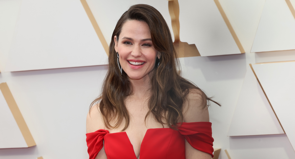 jennifer garner in red dress and long brown hair posing on oscars 2022 red carpet, The secret behind Jennifer Garner's Oscar-worthy glow? Neutrogena's $20 Hydro Boost Facial Gel Cream (Photo via Getty)