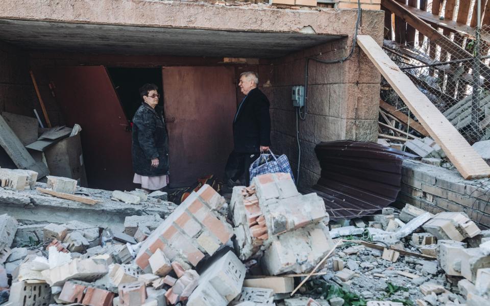  A woman and a man stand outside their house, destroyed by shelling in Bakhmut, Ukraine -  Anadolu Agency/ Anadolu Agency