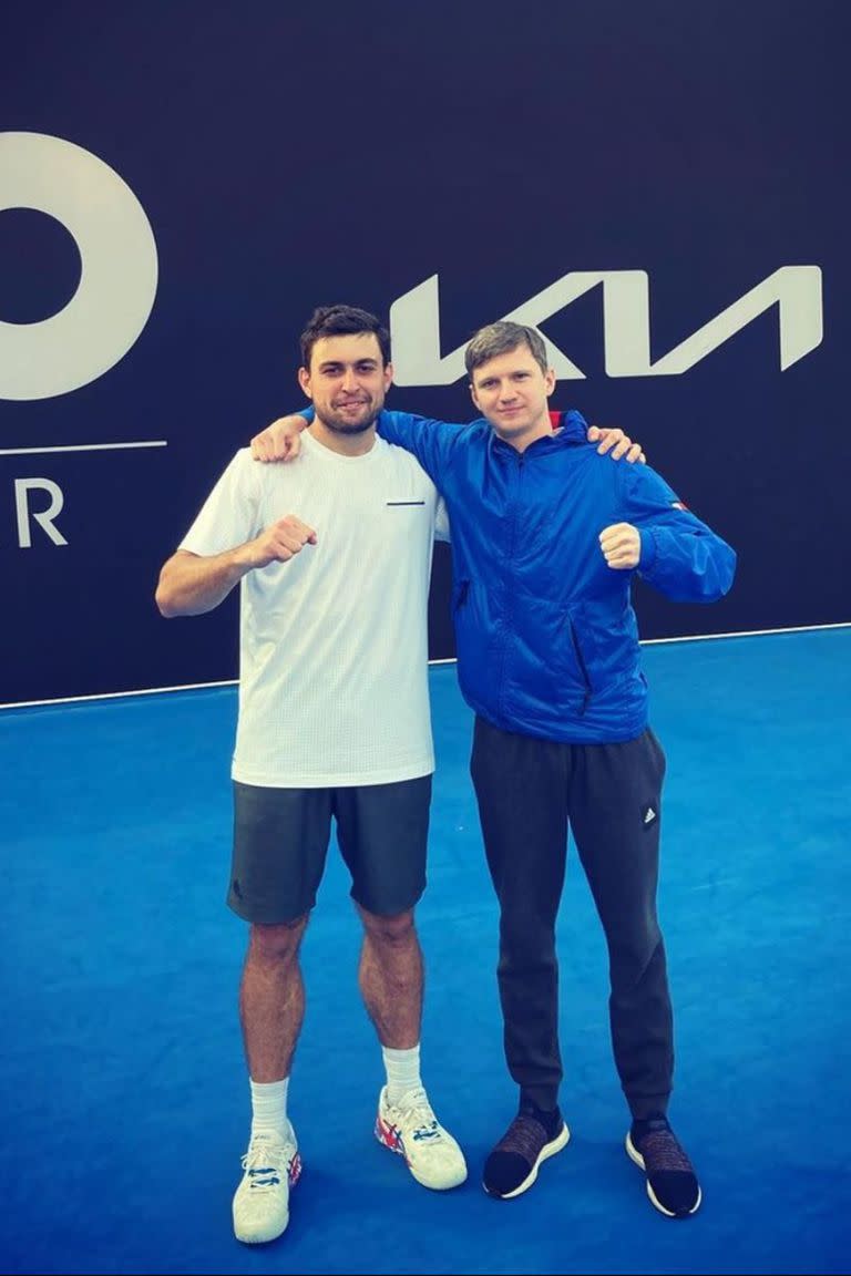 El tenista ruso Aslan Karatsev junto con su ahora ex entrenador, el bielorruso Yahor Yatsek.