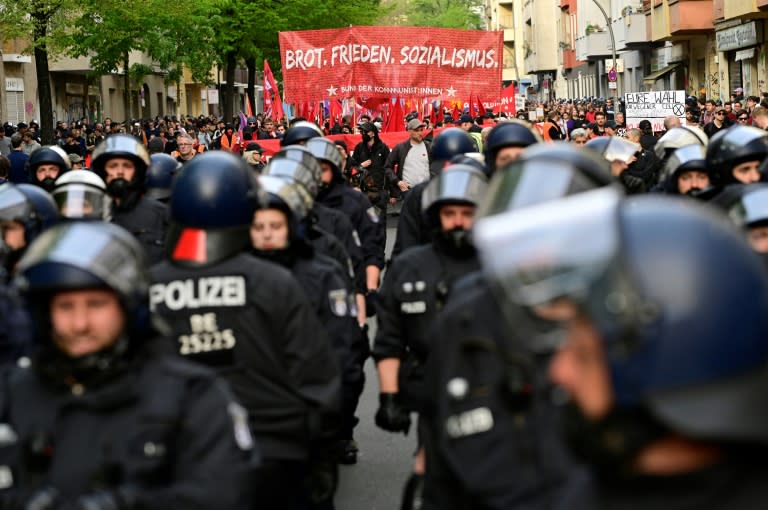 Vor der sogenannten Walpurgisnacht und dem 1. Mai bereitet sich die Polizei in mehreren deutschen Städten auf Großeinsätze vor. Allein in Berlin ist die Polizei am Dienstagabend mit rund 3000 Beamten im Einsatz, am Feiertag selbst mit mehr als 5000. (John MACDOUGALL)