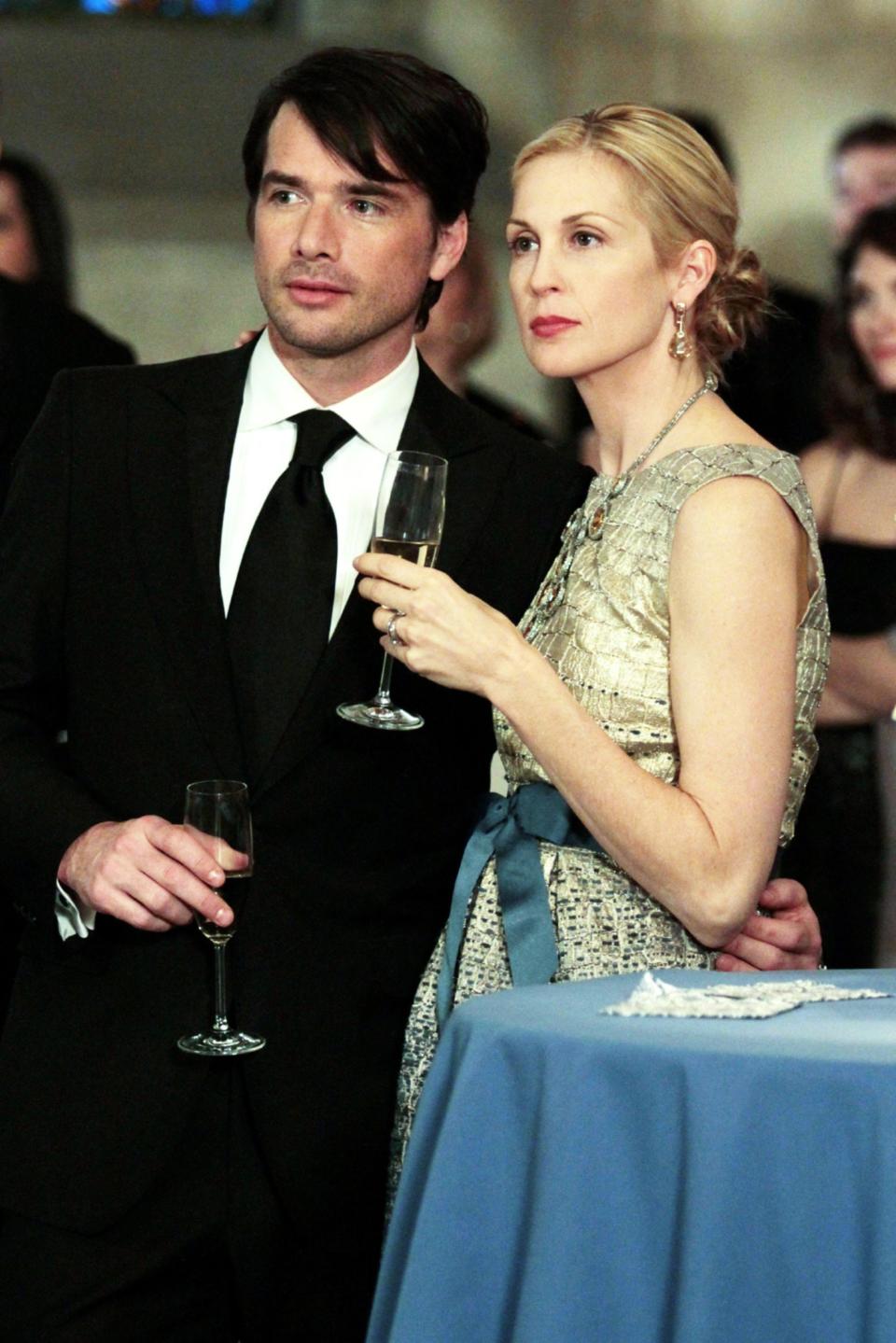 Matthew Settle and Kelly Rutherford as Rufus and Lily in Gossip Girl.