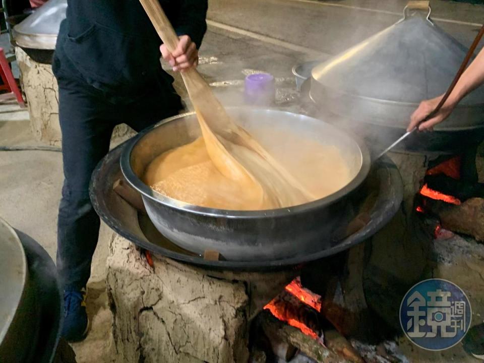 每隔一小時，要開蓋加外鍋的水，並攪拌米團，視情況添加木頭，控制火候。