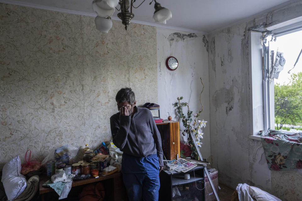 Roman Pryhodchenko llora el domingo 15 de mayo de 2022 dentro de su casa dañada por varios ataques en Járkiv, Ucrania. (AP Foto/Bernat Armangue)