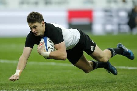 France Rugby - France v New Zealand All Blacks - Stade de France, Saint-Denis near Paris, France, 26/11/2016. New Zealand's Beauden Barrett scores a try. REUTERS/Benoit Tessier