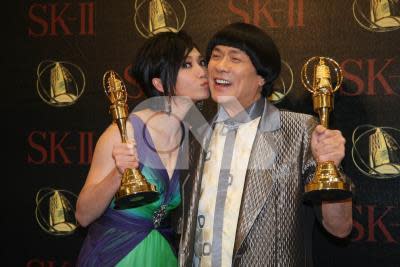 2010年10月與侯怡君以民視綜藝《豬哥會社》榮獲第45屆金鐘獎「綜藝節目主持人獎」。