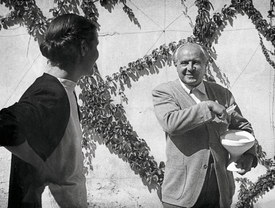 Lisa Licitra Ponti and her father Gio Ponti in the garden of the studio in Via Dezza, Milan. Ponti is showing her the model of a WC for Ideal Standard, 1953.