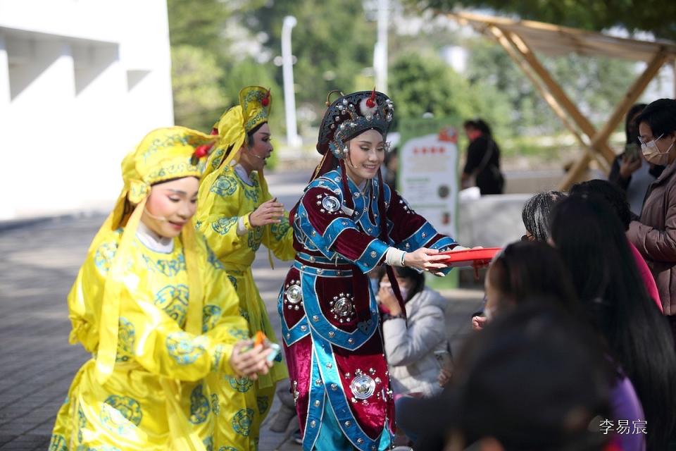 蘭陽戲劇團結合南投觀光景點及美食元素，以客製化戲曲與民眾互動。