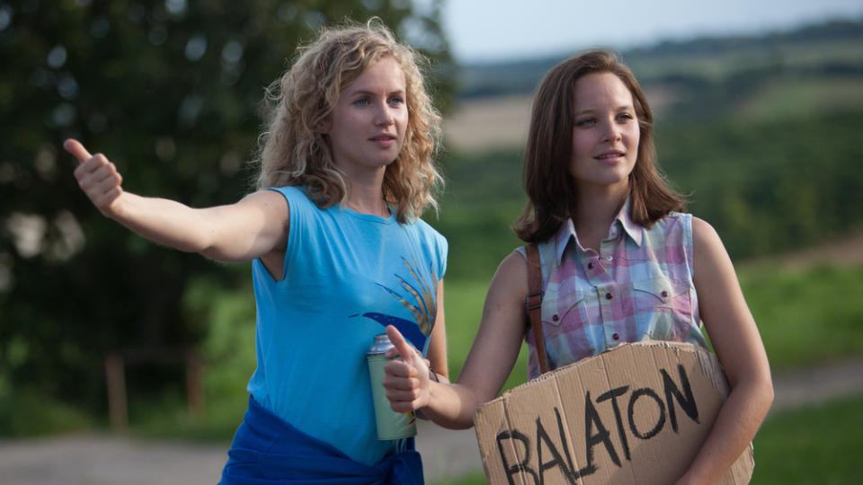 Catrin (l.) und Maja (Sonja Gerhardt) wollen zum Plattensee